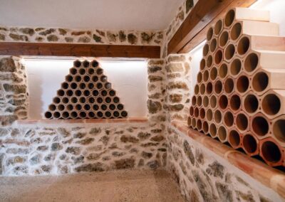 Bodega de la finca recubierta con paredes de piedra