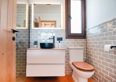 Baño exclusivo y moderno de una de las suites de Bernia Experience