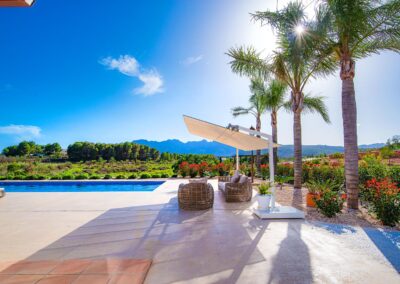 Muebles de exterior para el disfrute de los huespedes, con majestuosas vistas a la piscina y la Sierra de Bernia