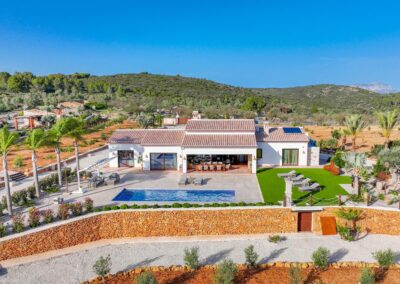 Vista aérea de la villa de lujo con una gran piscina y vistas a la montaña