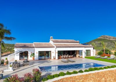 Vista panorámica de la villa de lujo con una gran piscina y vistas a la montaña
