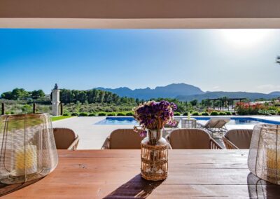 Comedor exterior de la Finca Bernia Experience con vista a la magnifica Sierra de Bernia