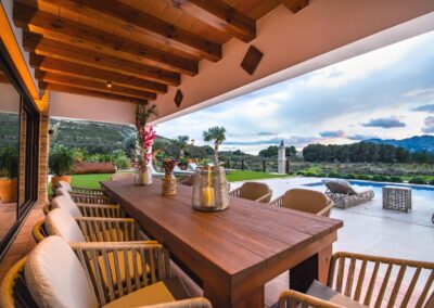 Villa de lujo con impresionante piscina y vistas exclusivas a la Sierra de Bernia al atardecer.