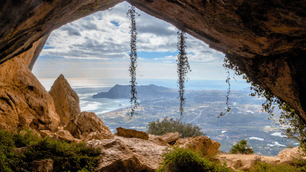 Vista panorámica de la Costa Blanca desde el interior del túnel del Forat de Bèrnia.