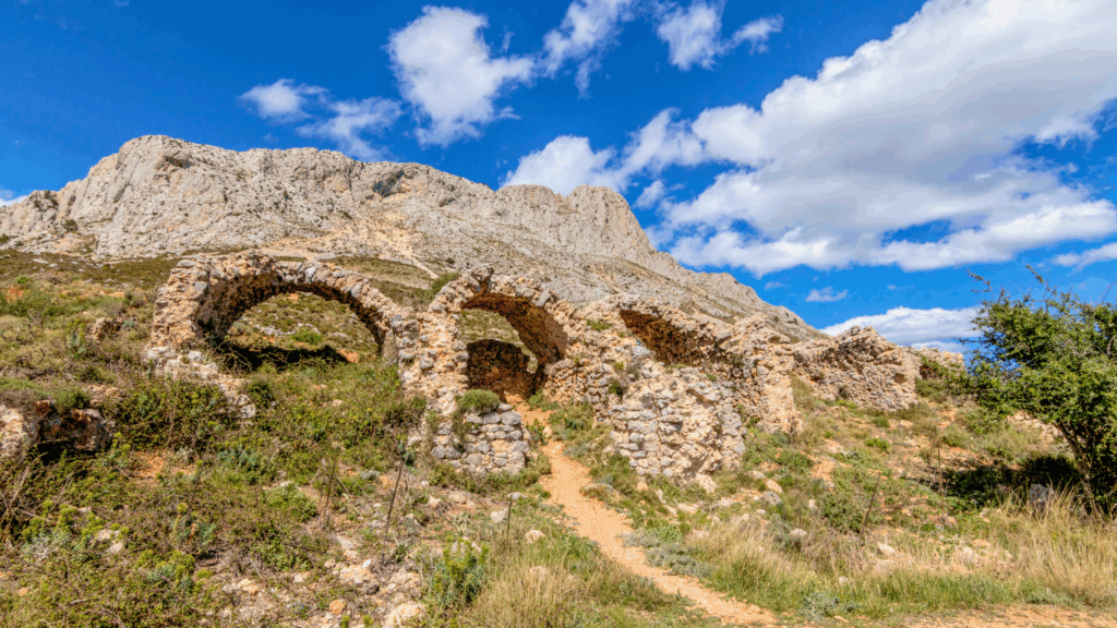 Restos del Fuerte de Bèrnia del siglo XVI, un punto clave en la ruta de senderismo del Forat de Bèrnia