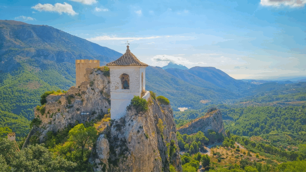 El Castillo de Guadalest, uno de los pueblos alrededor de Altea más espectaculares.