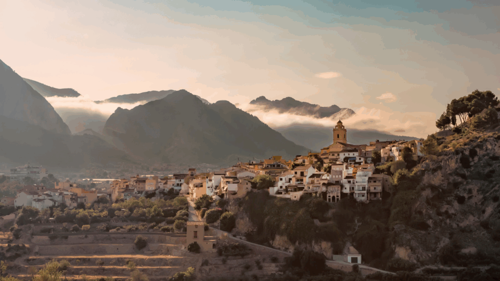 Vista lejana del pueblo de Polop. Uno de los pueblos alrededor de Altea populares.