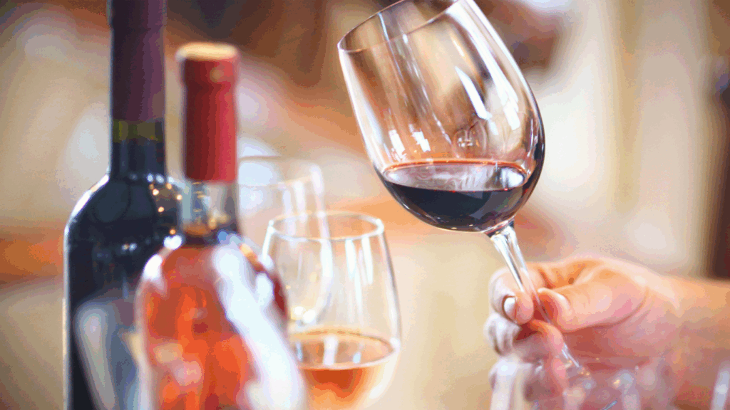 Copa de vino en un viñedo, representando la experiencia de la Ruta del Vino de Alicante.