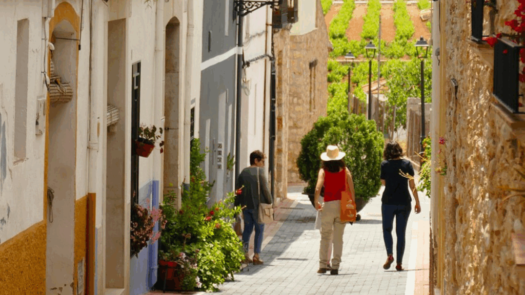 Calle con encanto en Llíber, un pueblo tranquilo para descubrir en el Vall de Pop.