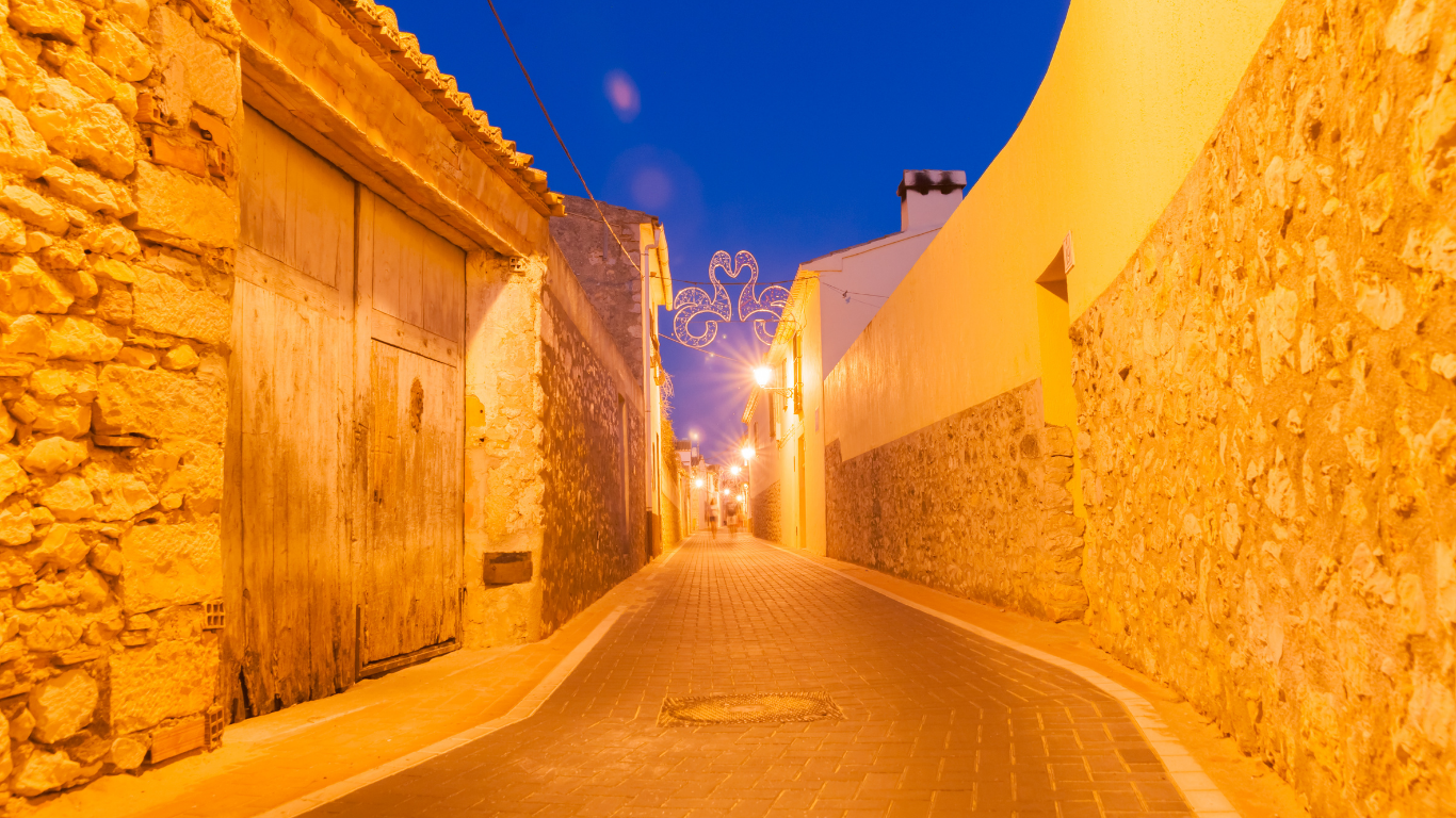 calle nocturna lliber Vista de una calle nocturna en Lliber, Alicante.