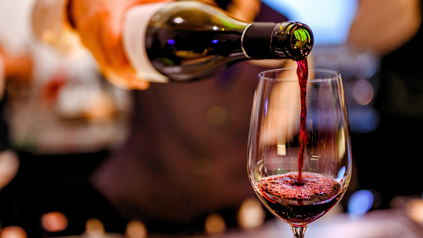 Copa de vino siendo servida en una cata de vinos en Alicante