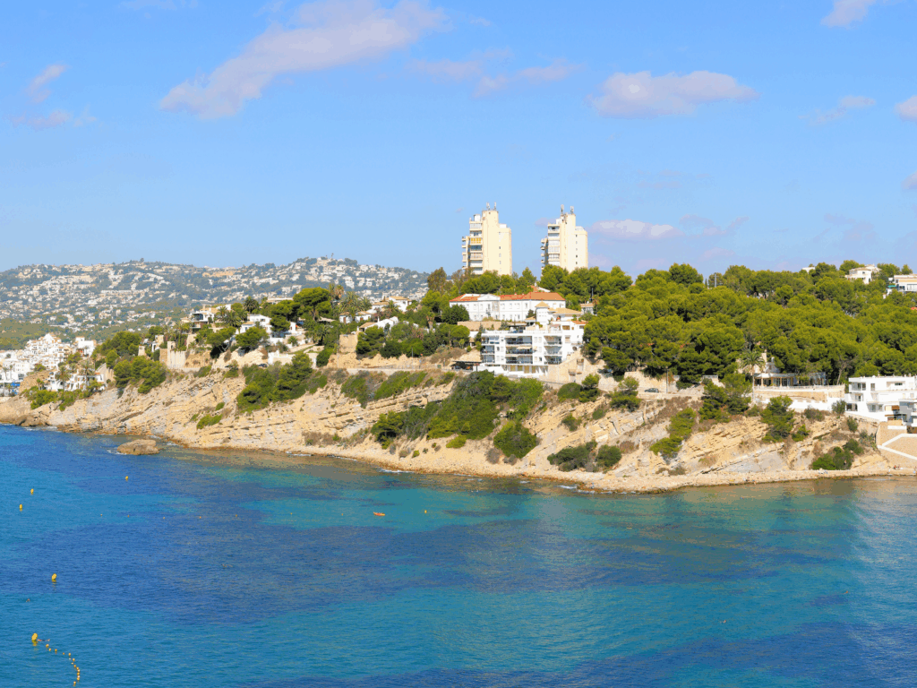 Desayuno saludable servido en una terraza soleada, representando el ritual de un desayuno lento y placentero durante una escapada rural en Alicante en el invierno en Costa Blanca